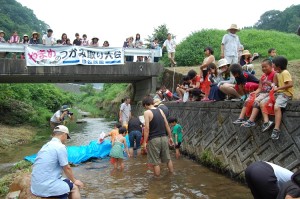 やまめのつかみ取り大会2 やまめのつかみ取り大会2